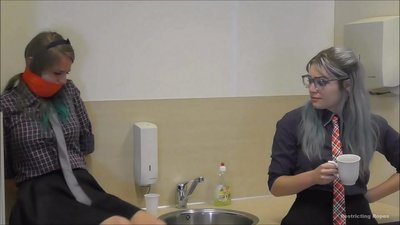 Ovisnica/vezana i začepljena usta/dama u nevolji